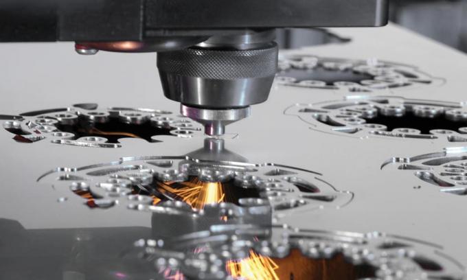 ultime notizie sull'azienda I vantaggi e le applicazioni delle macchine di taglio laser a fibra 1
