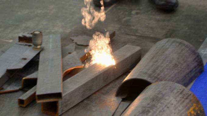 ultime notizie sull'azienda Come rimuovere la ruggine dal ghisa usando la pulizia al laser 2